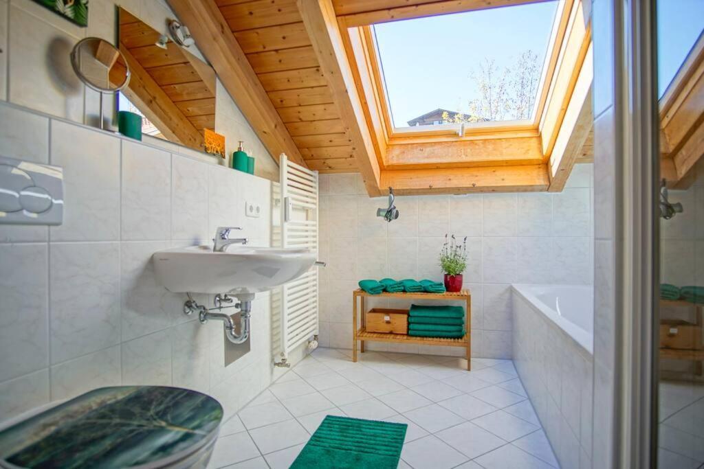 Luxury Living Near Weissensee +Balcony +Netflix Füssen Kültér fotó